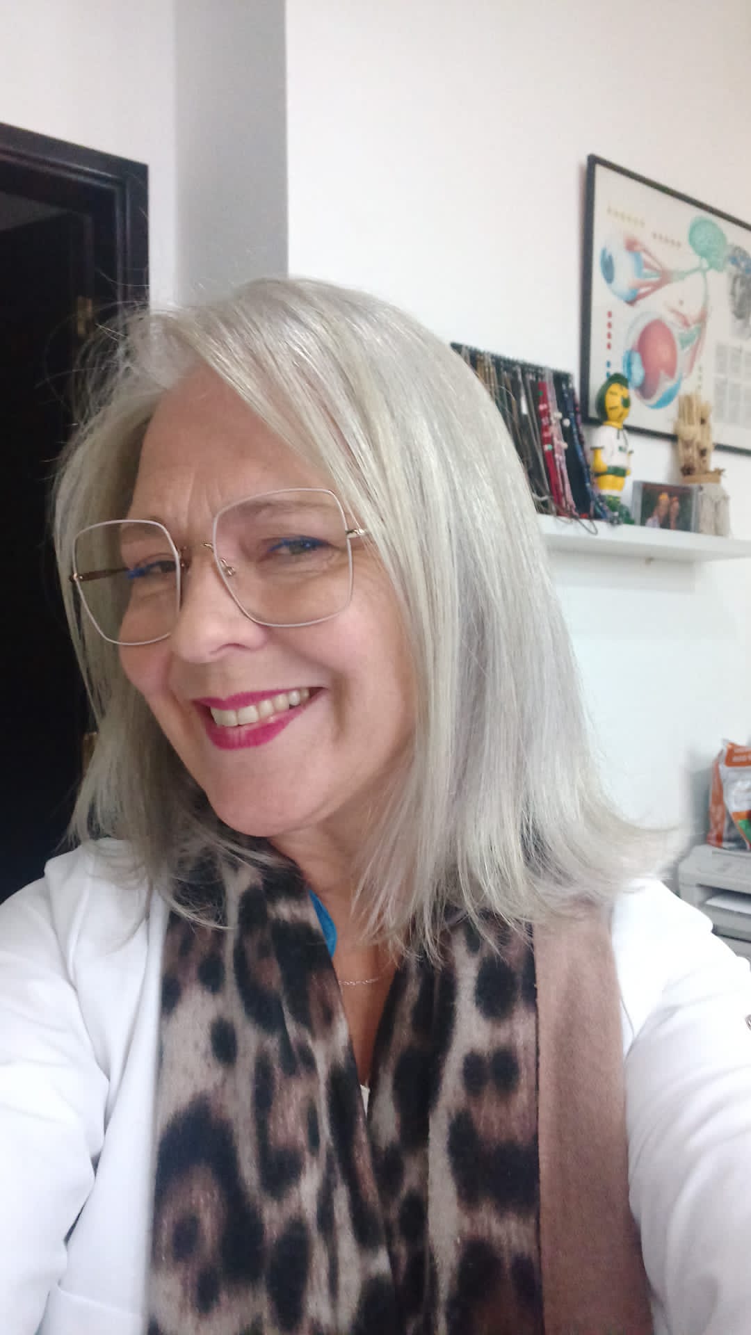 Fundadora da BellaEssência a trabalhar artesanalmente em peças de gesso e difusores