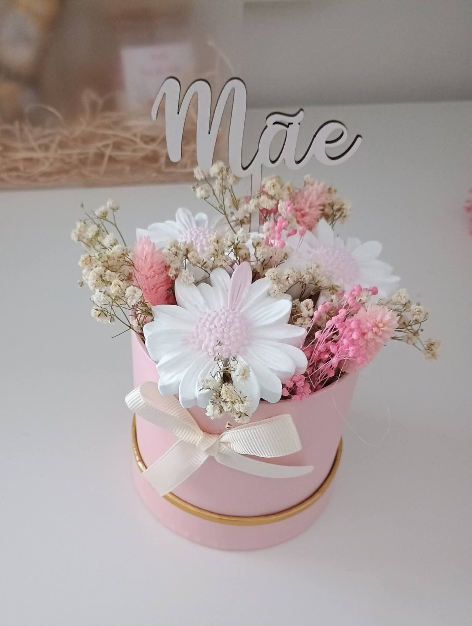 Espaço de lar com produtos BellaEssência — difusor e peças de gesso em luz natural quente