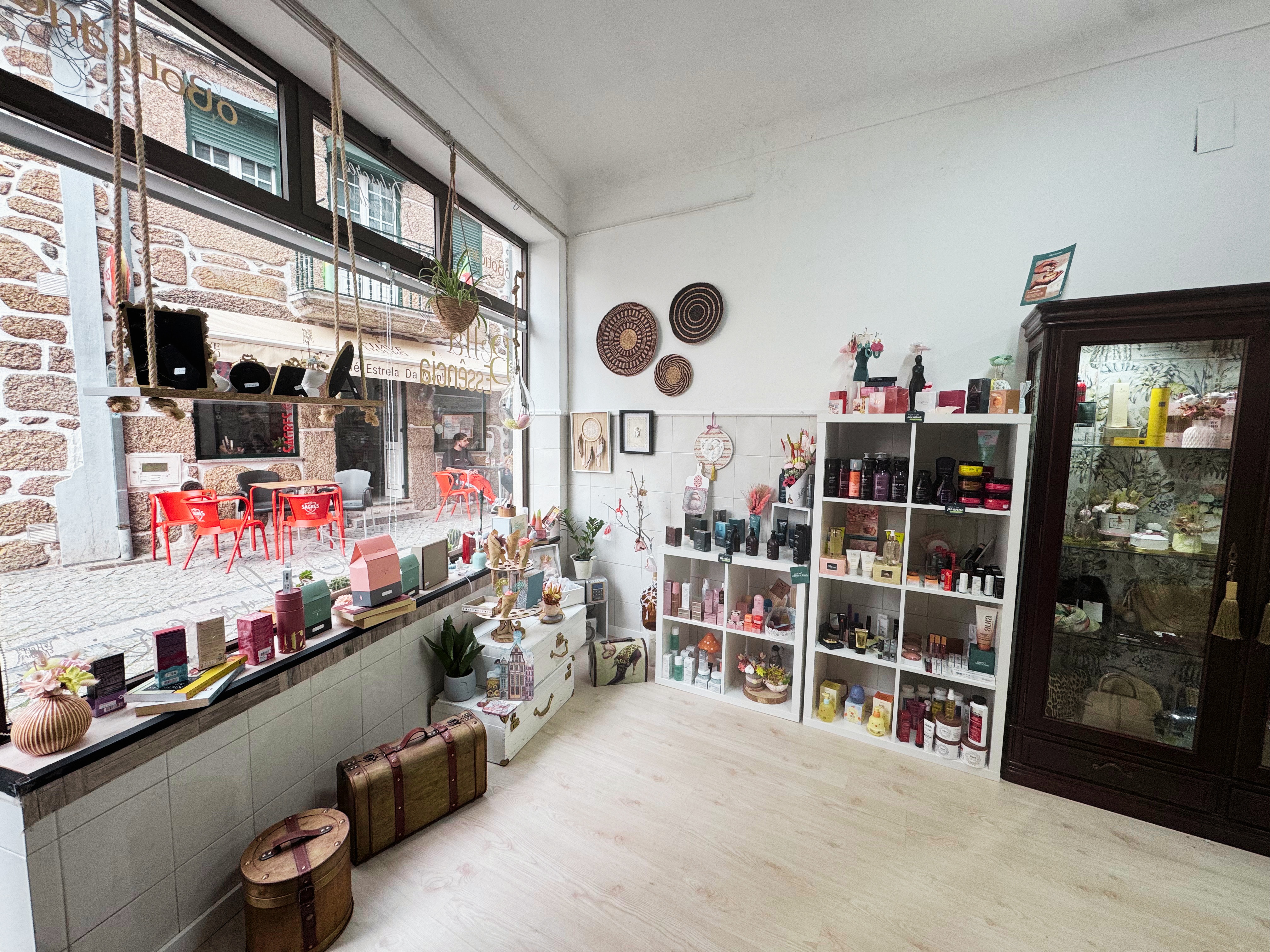 Detalhe de produtos artesanais e decoração perfumada da BellaEssência